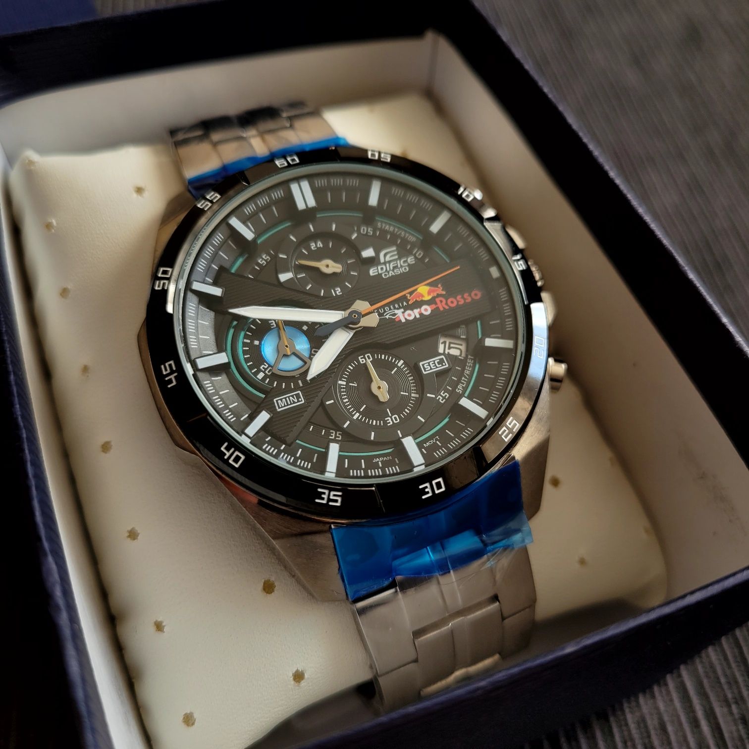 Zegarek męski na bransolecie Casio Edifice Red Bull F1.