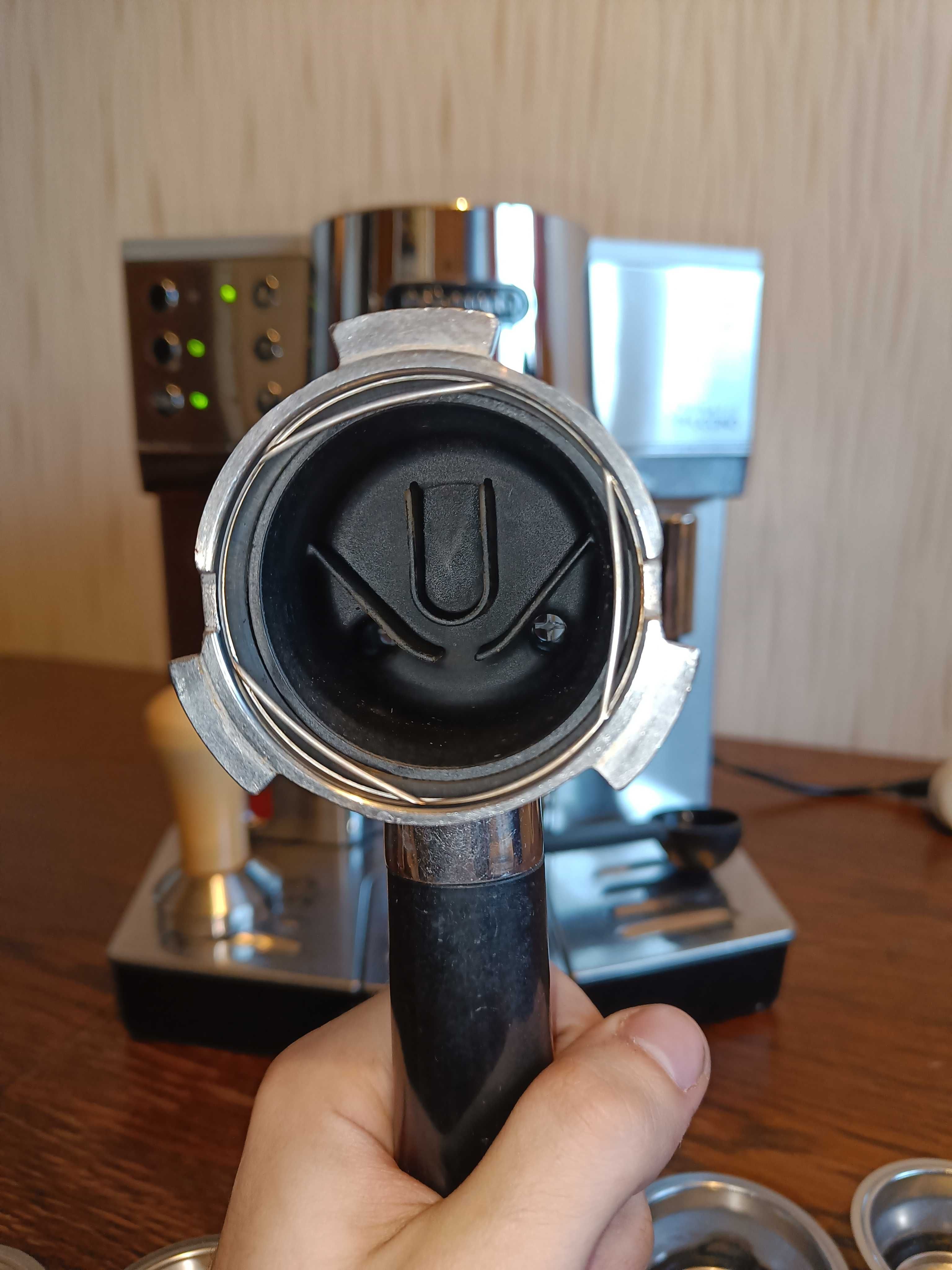 Kolbowy ekspres De'Longhi EC 850.M z zestawem do obsługi