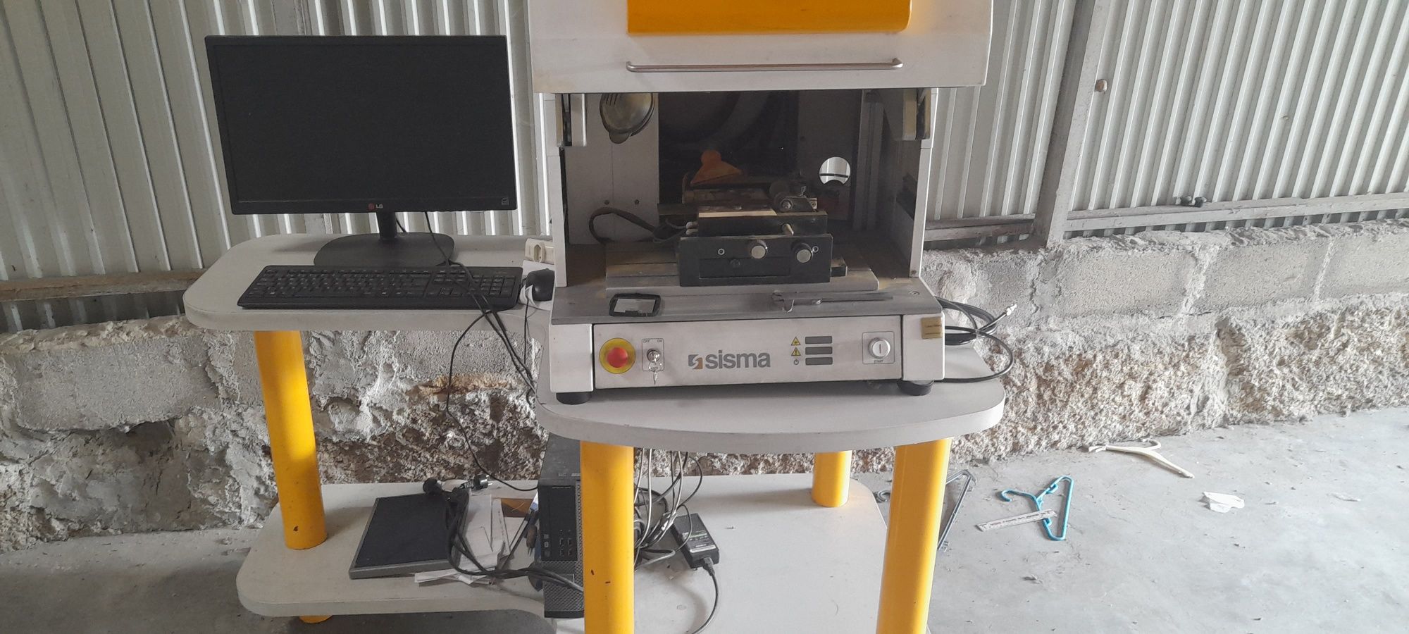 Máquina de corte e gravação laser Sisma