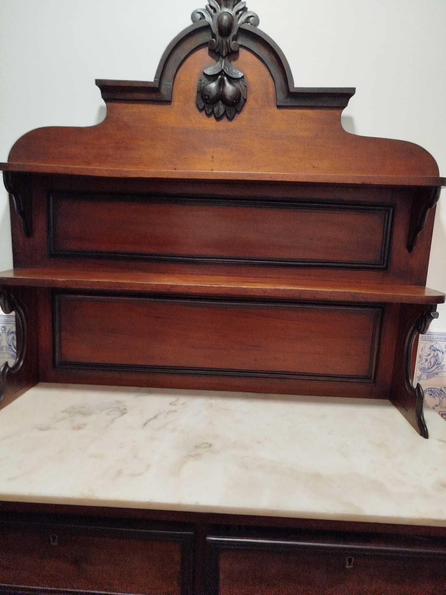 Móveis e peças decorativas