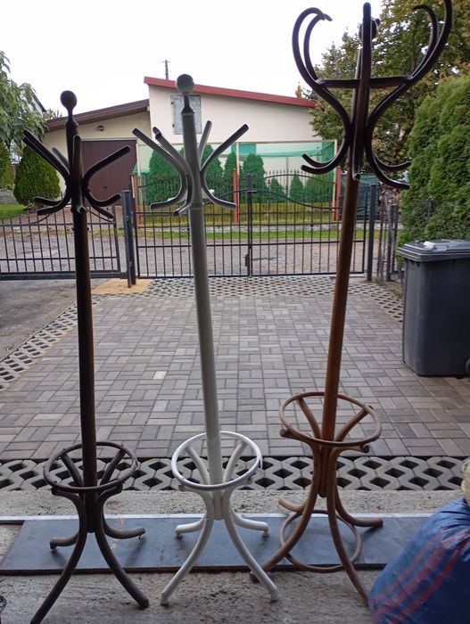 Stare drewniane wieszaki stojące