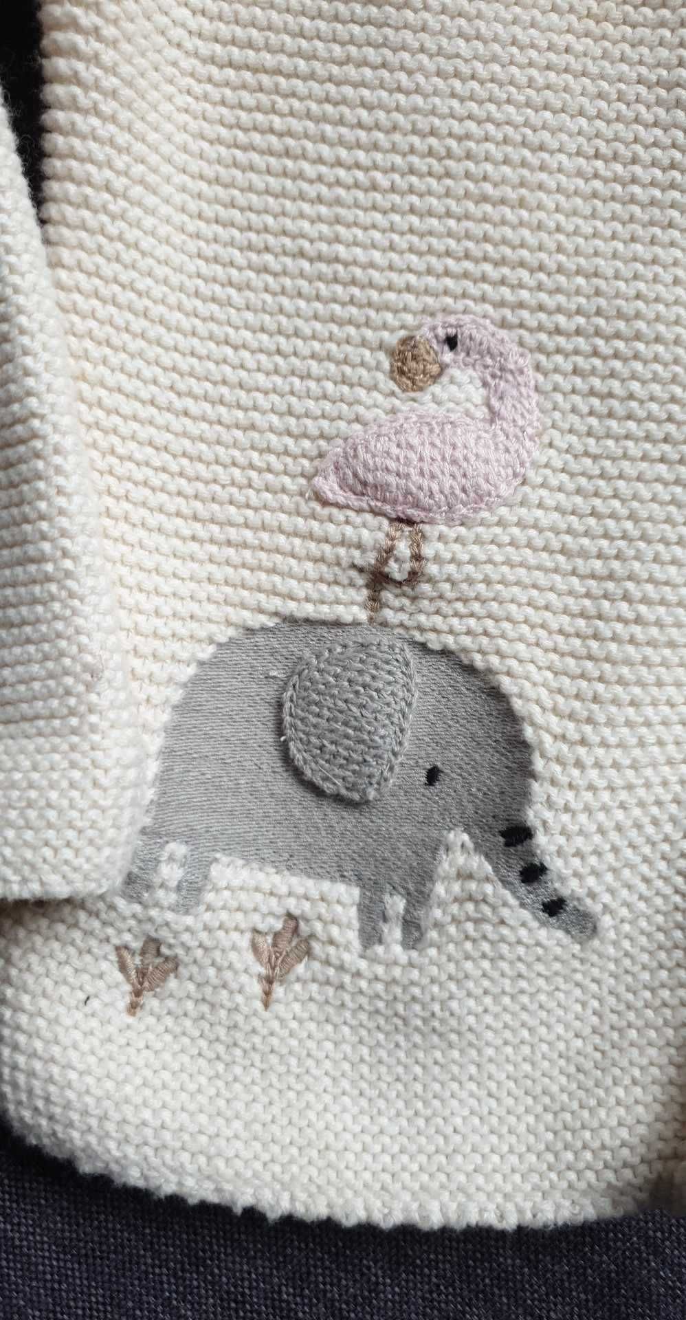 Sweterek niemowlęcy z aplikacją Tu, r.6-9 miesięcy.