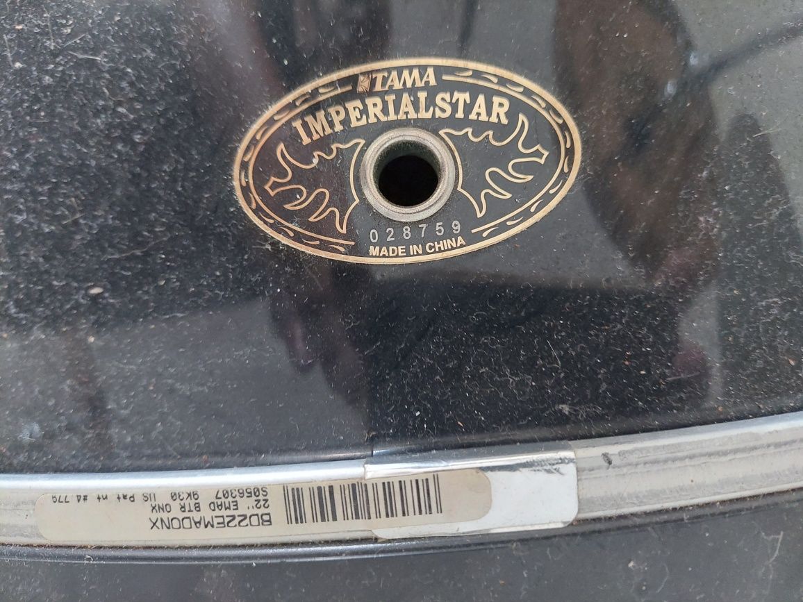 Tama ImperialStar com pratos tripés e banco
