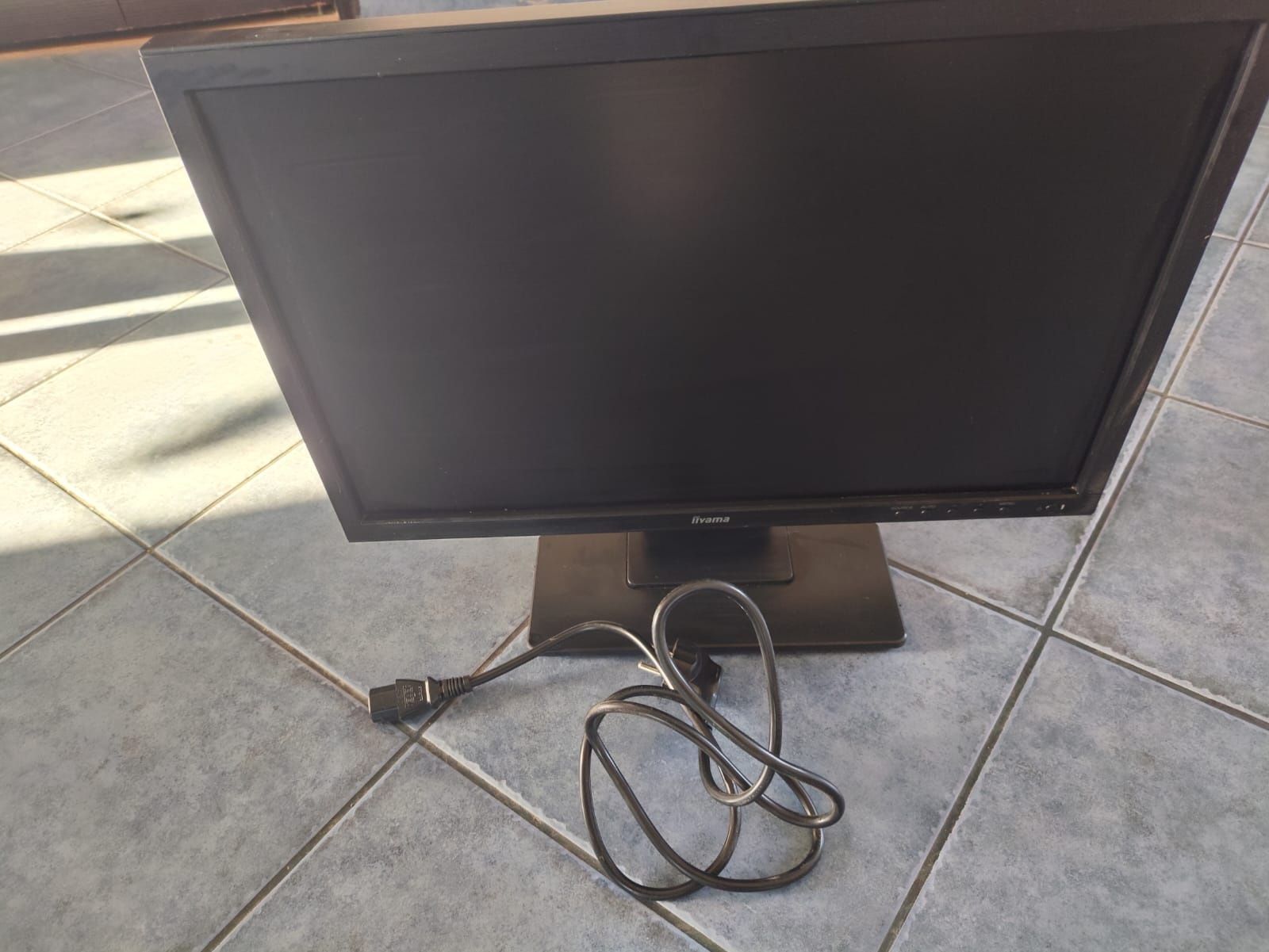 Monitor iiyama ProLite E2201W – Tani i sprawny, bez rys!