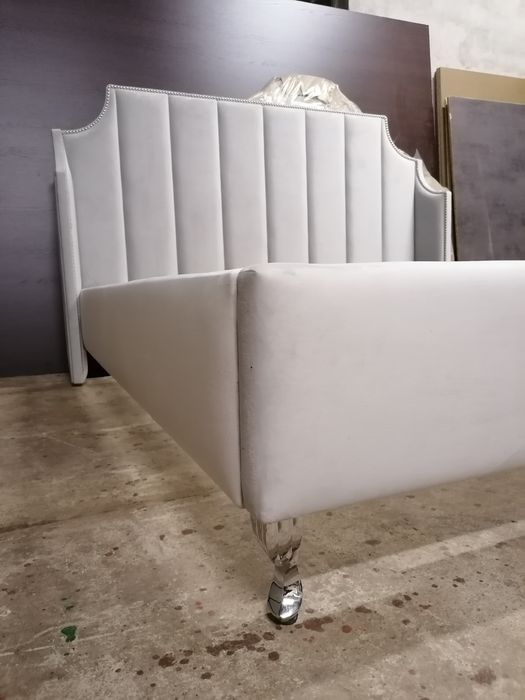 Sypialnia łoże ozdobne pinezki gwoździe łóżko glamour king panele