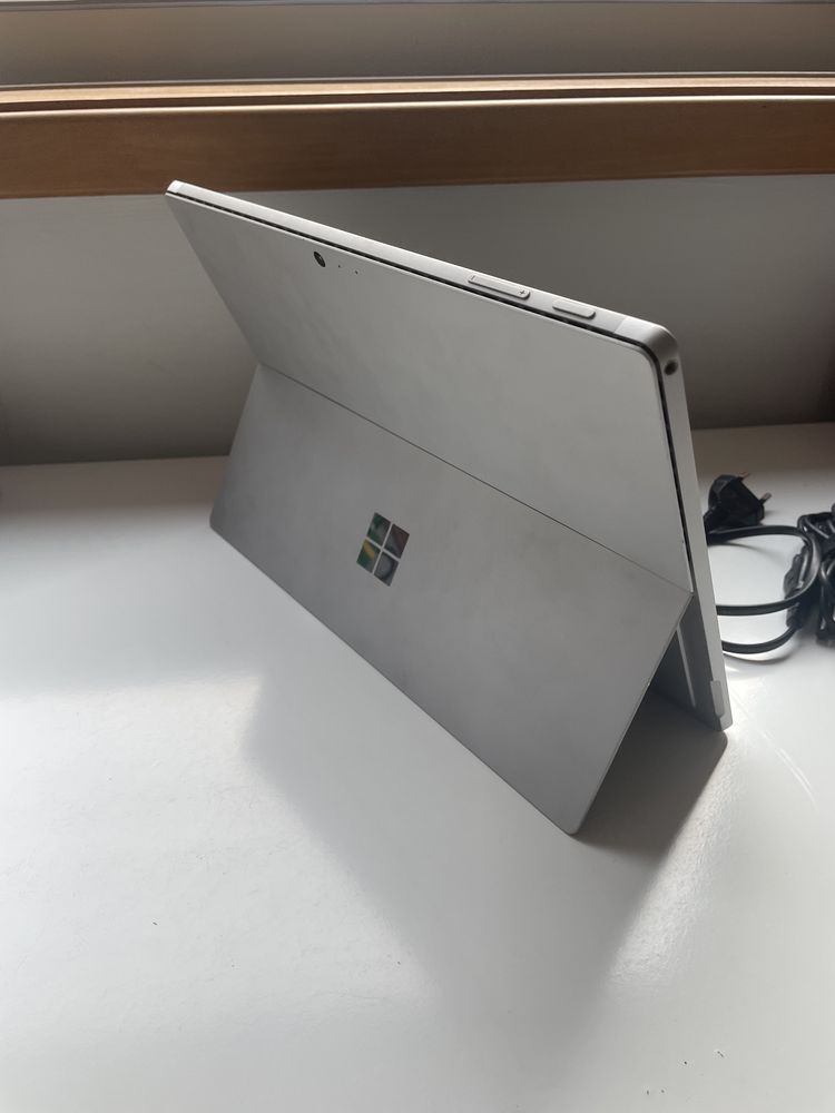Microsoft Surface Pro 5 – i5 / 4GB / 128GB SSD