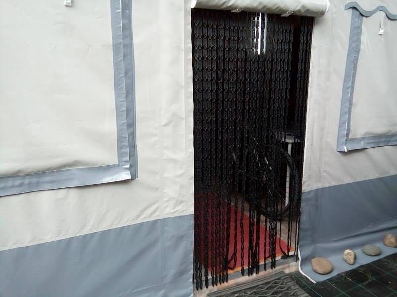 Caravana com avançado e cozinha