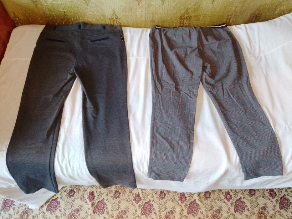 Продаються жіночі штани.