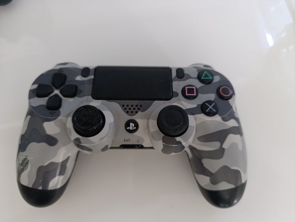 Konsola PS4 plus 3 pady plus gry
