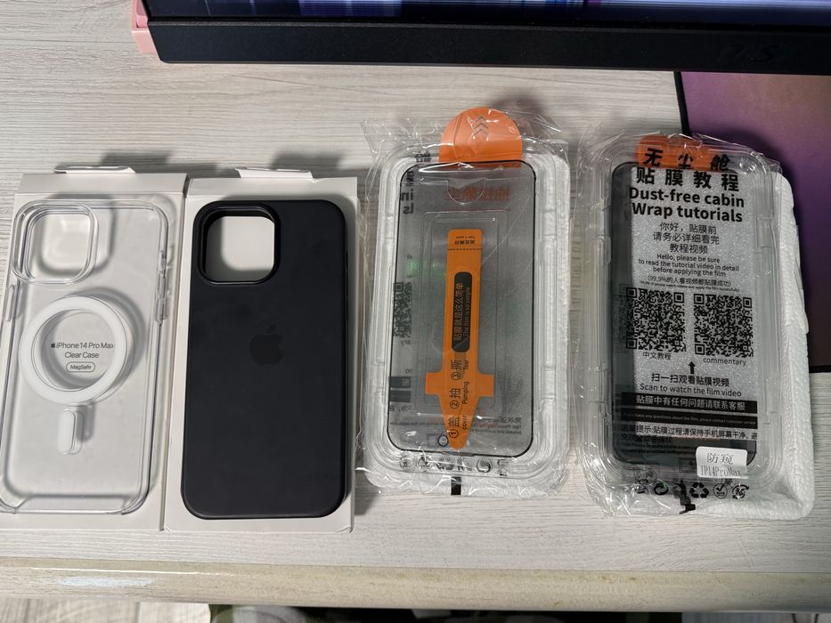 продам два чехла и 3 защитных стекла на iphone 14 pro max