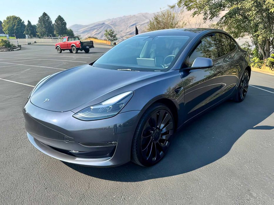 Tesla Model 3      2023