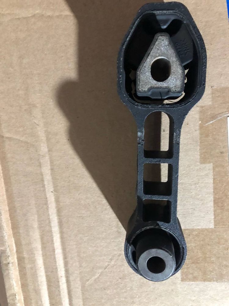 Подушка коробки Fiat 500 68073029AC