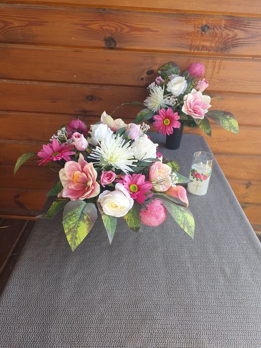 Zestaw różowych kompozycji na grób