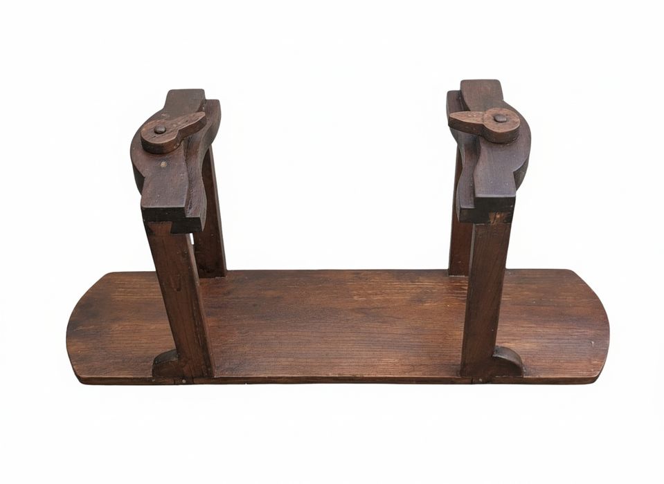 Enigma Histórico:  Antigos Suportes de Madeira (Origem Desconhecida)
