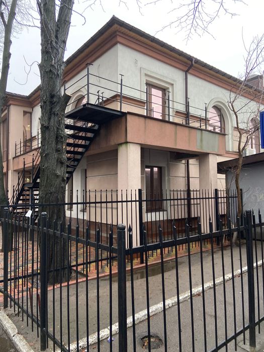 Продам будівлю комерційного призначення.