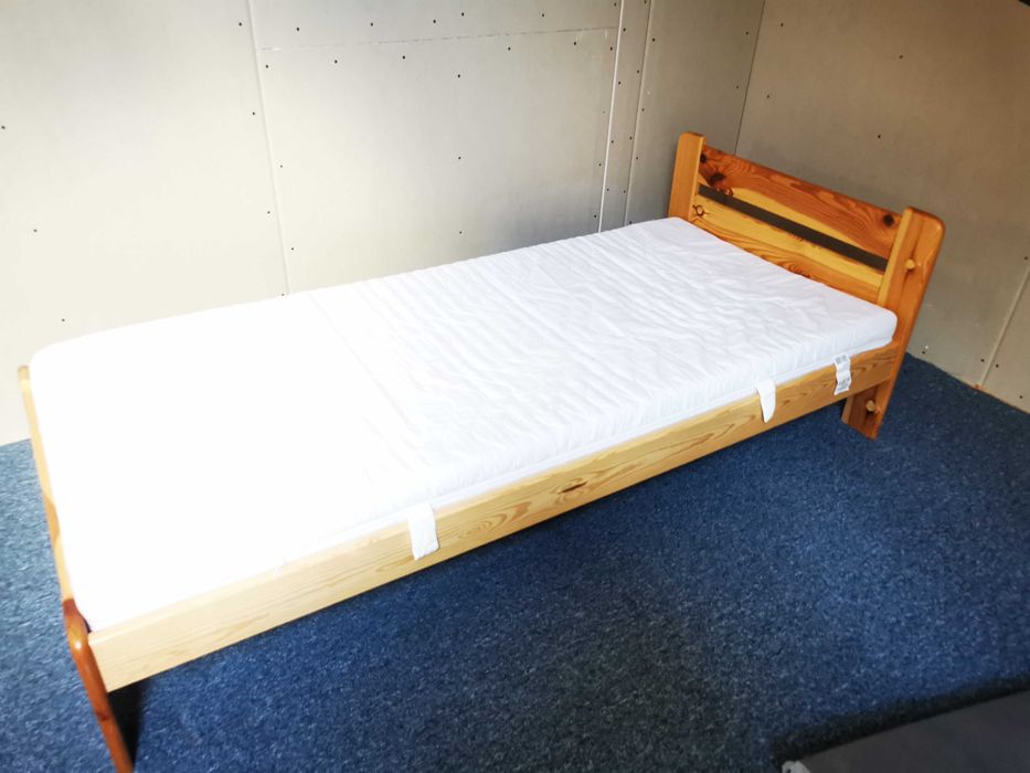 Pojedyncze łóżko drewniane z materacem