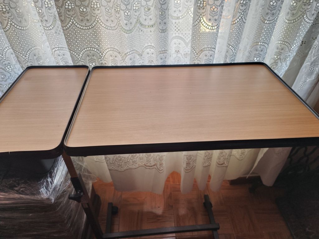 Mesa auxiliar com rodas para cama