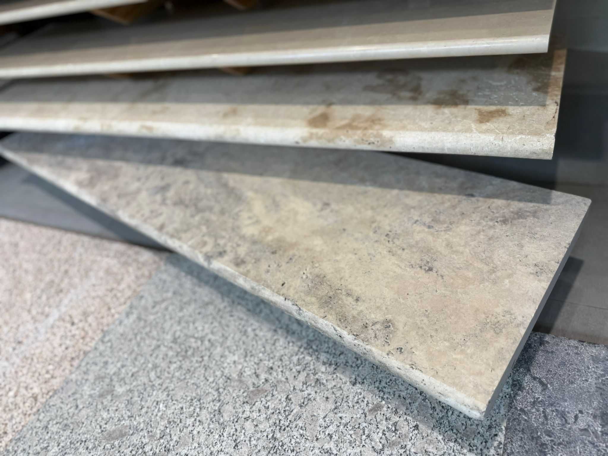 OKAZJA! Trawertyn Silver Ash 135x33 – stopień bullnose, szybka dostawa