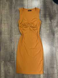pomarańczowa długa MIDI sukienka z ozdobą i dekoltem