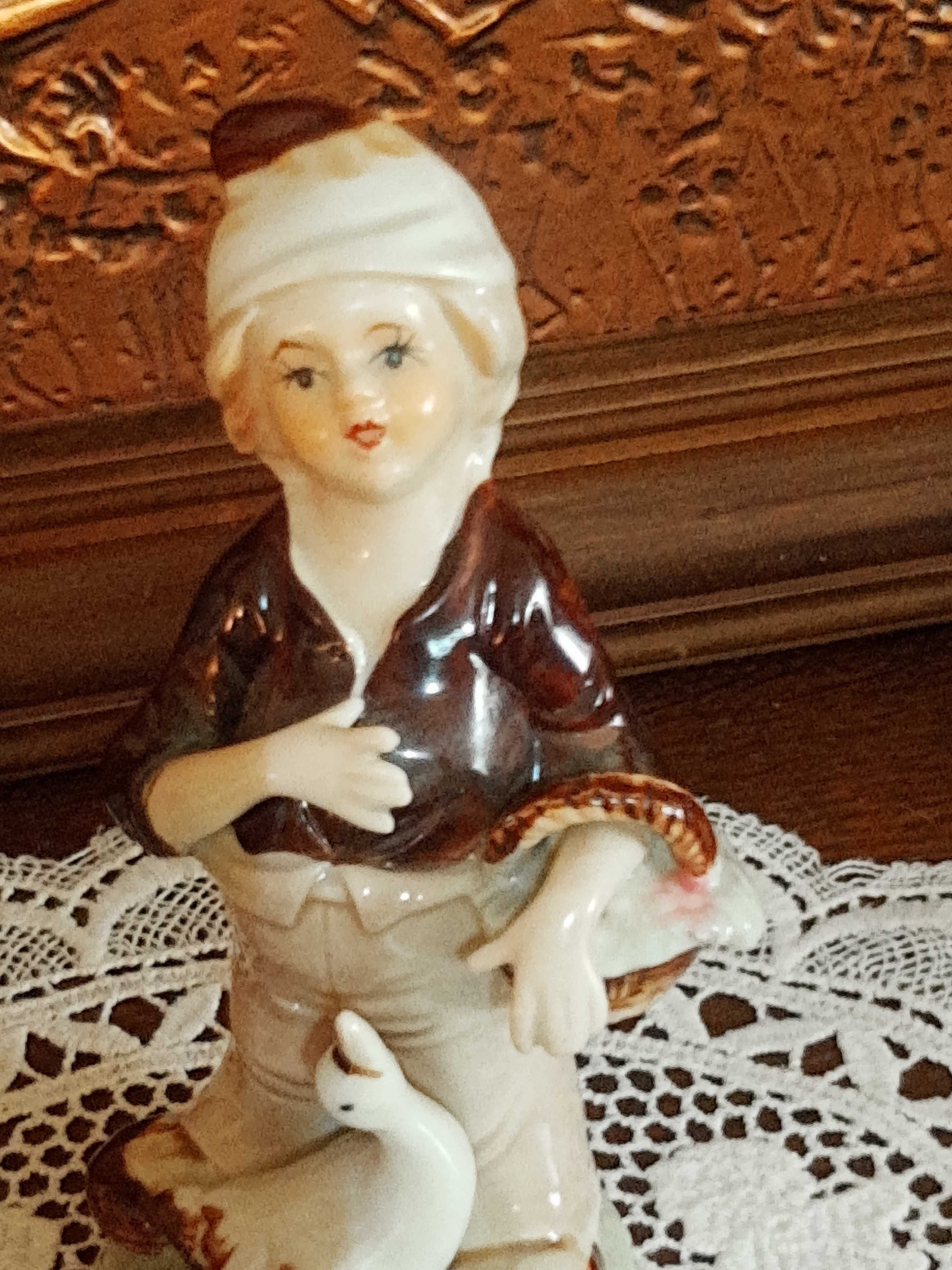 Figurka porcelanowa bez sygnatury wys.16cm. (P.3116)