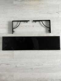 Czarna drewniana półka z IKEA