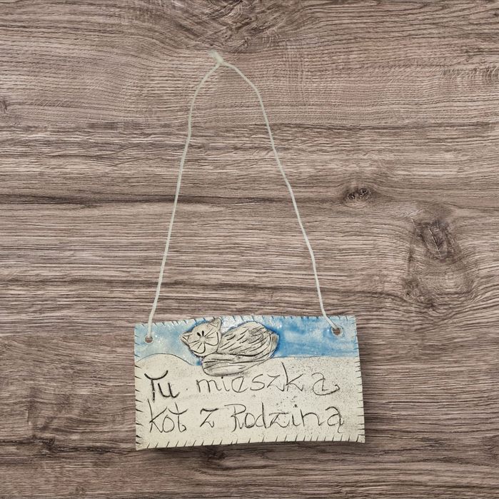 Tabliczka "Tu mieszka kot z rodzinką" z gliny