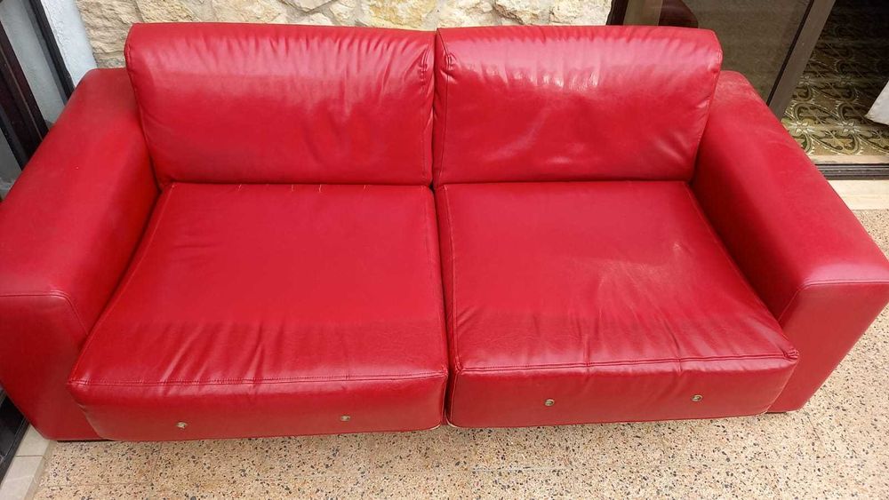 Sofá vermelho, tipo pele, em bom estado