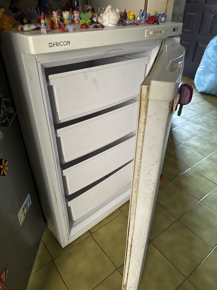 Geladeira/ Arca frigorifica pequena de gavetas Fricon
