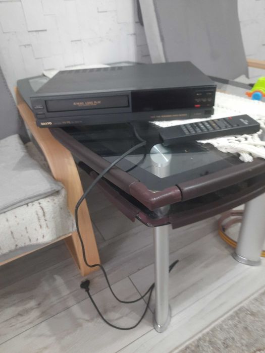 magnetofon sanyo   lata 70  prl zabytek pilot