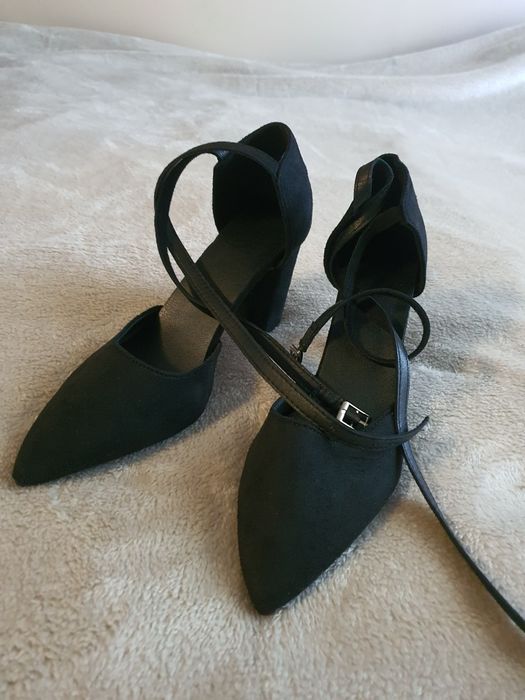 Buty czarne na słupku