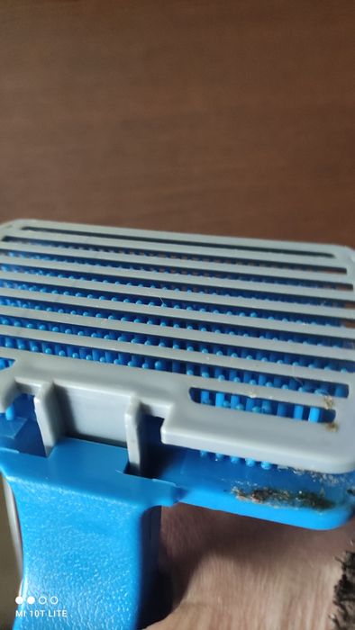 szczotka do sierści i saszetka na przysmaki