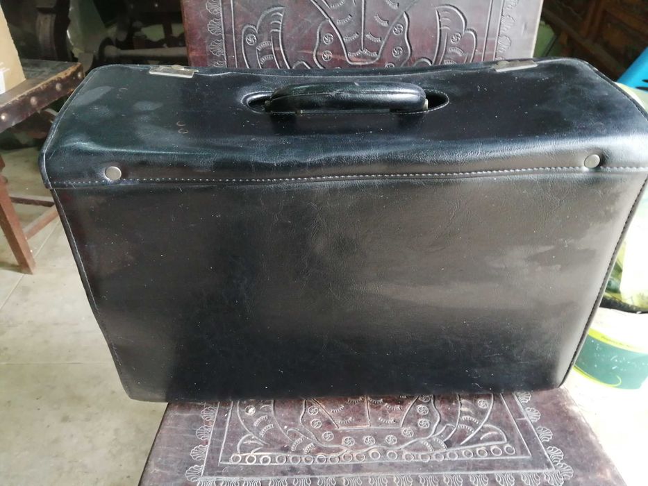 mala antiga de medico em pele , ler anuncio