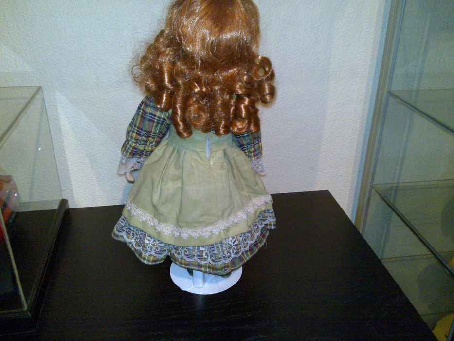 boneca de porcelana antiga (com vestido tradicional, cabelo ruivo)