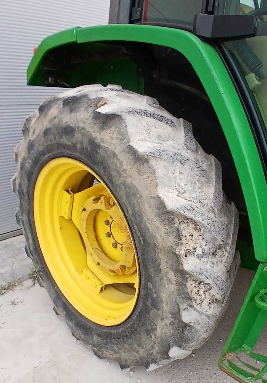 John Deere 6110 Trator com Carregador Frontal