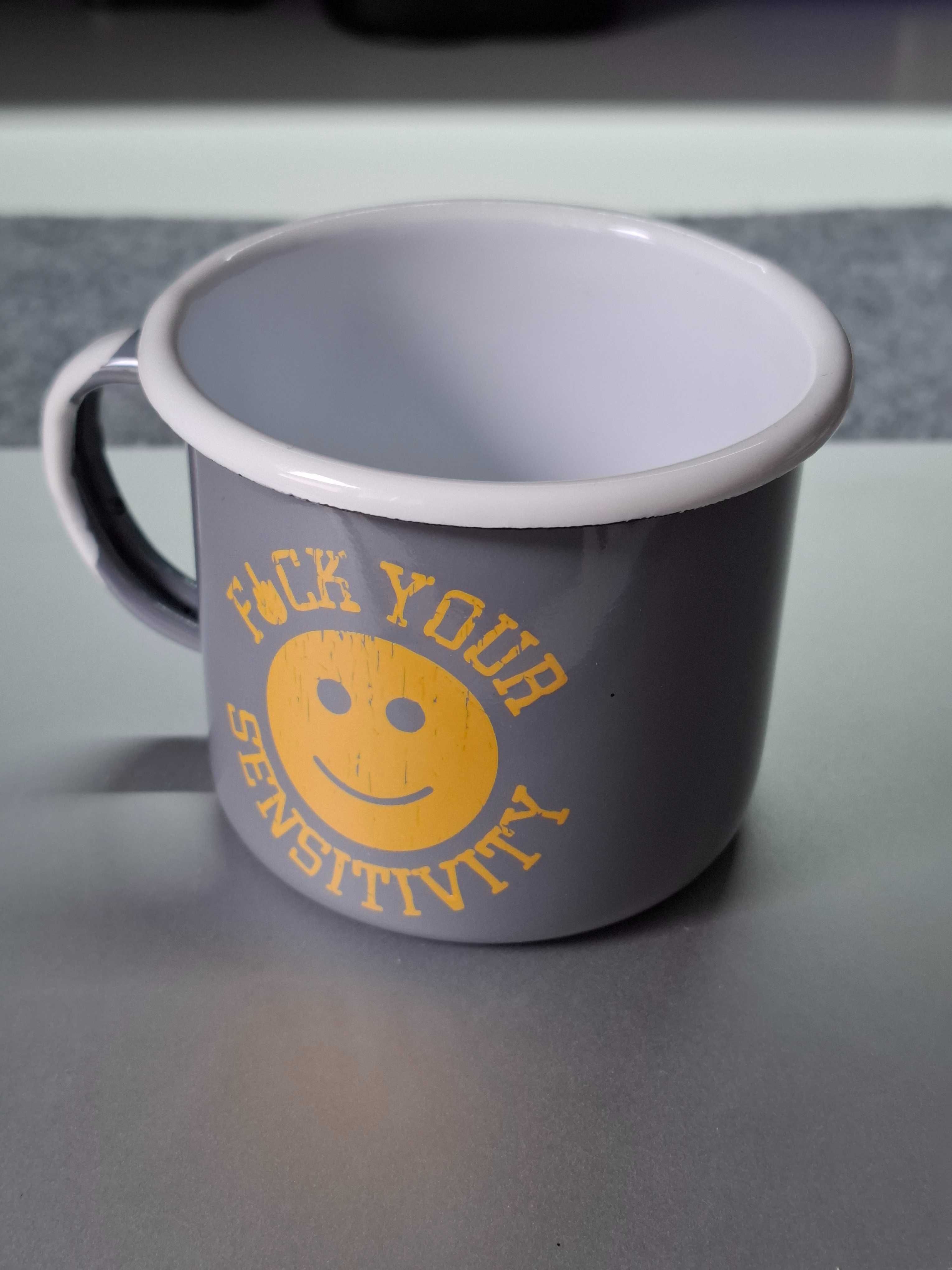 Nowy Kubek emaliowany "FCK Your Sensitivity" – 0,35 l – Czerwony