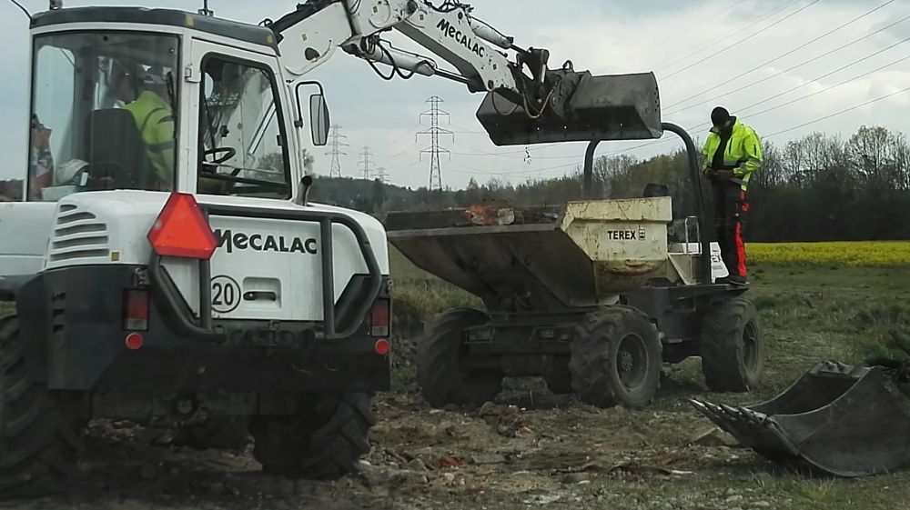 Ogrody, niwelacja terenu, trawa z rolki, glebogryzarka separacyjna