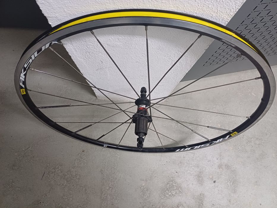 Vendo roda traseira Mavic em bom estado com raio partido mas reparavel
