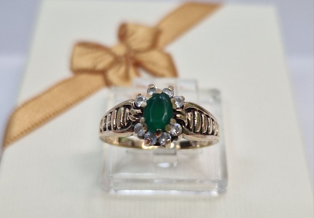 Piękny pierścionek z zielonym oczkiem i cyrkoniami używany PR 585 rozm