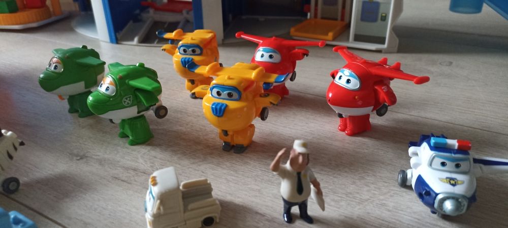 Baza Super Wings plus małe samoloty i duży Jetek
