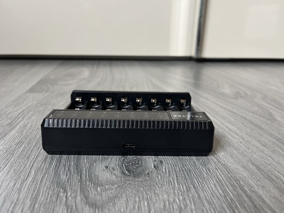 Зарядний пристрій для батарейок типу АА і ААА