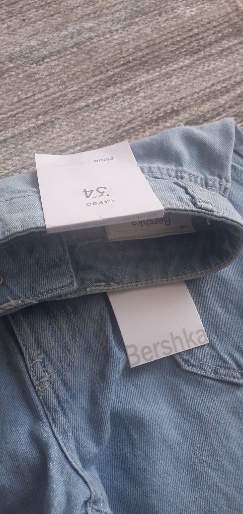 Jasnoniebieskie jeansy cargo z szeroka nogawka wysoki stan bershka