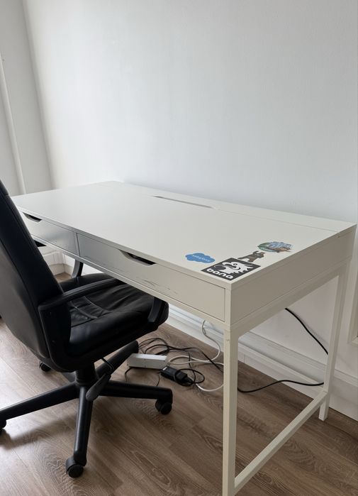 Vendo secretaria + cadeira