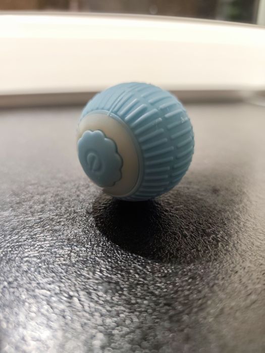 Uciekająca piłka dla kota psa interaktywna zabawka elektryczna niebies