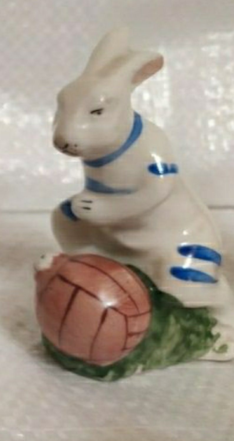 Фарфор статуэтки коричневый медведь заяц футболист