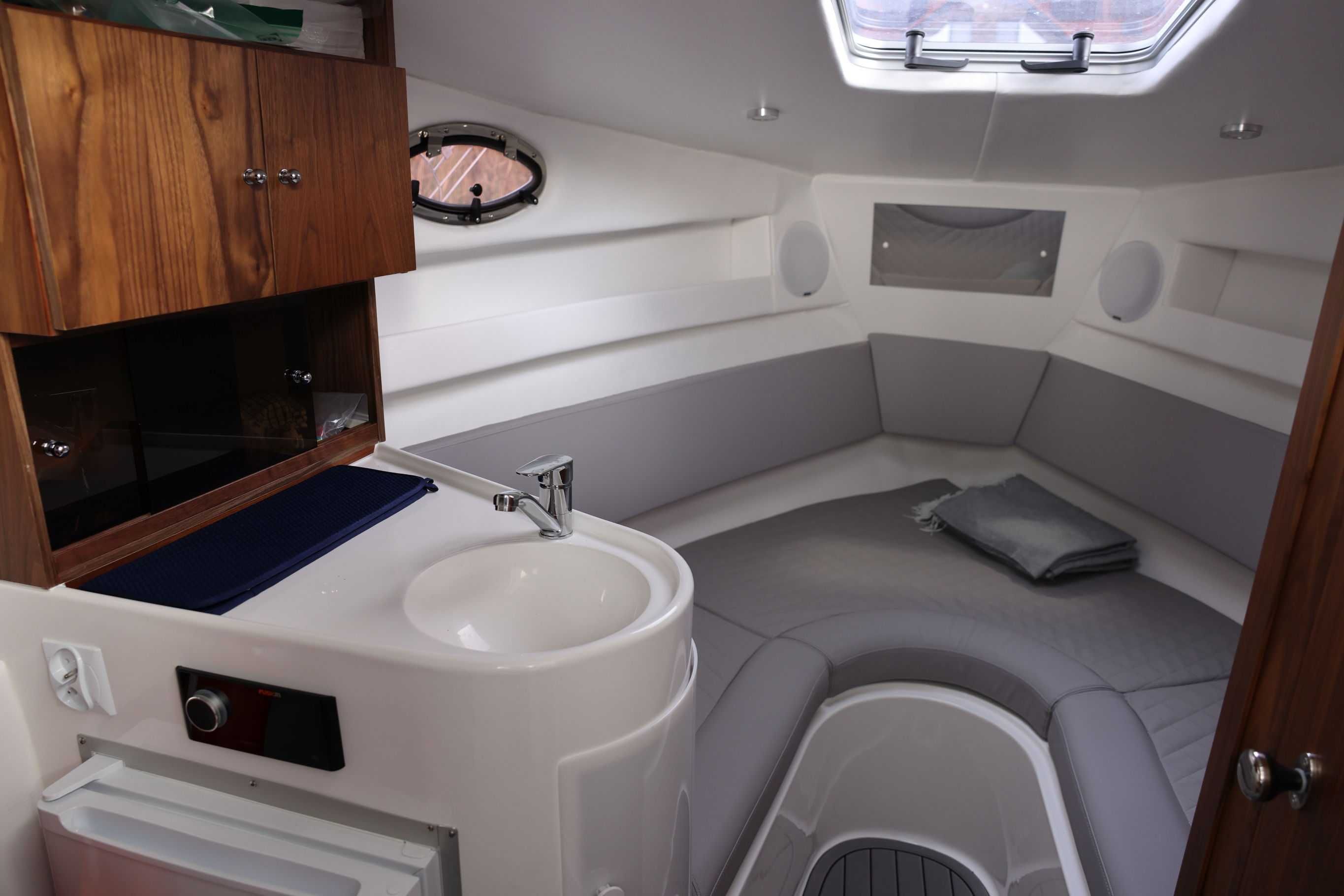 Jacht Motorowy Coral 750 HT w idealnym stanie