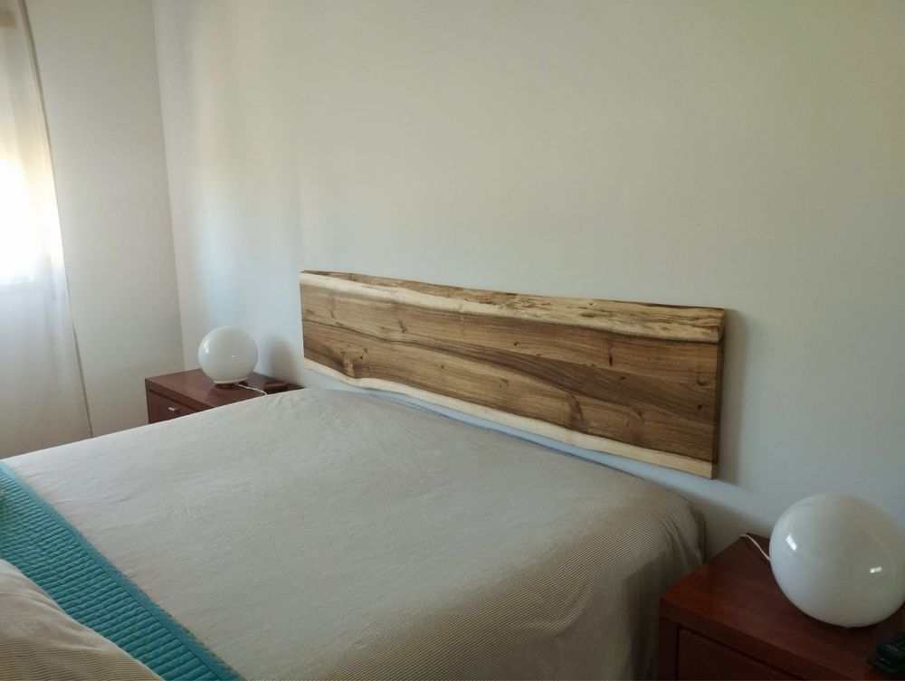 Cabeceira de cama. Tábua com acabamento.