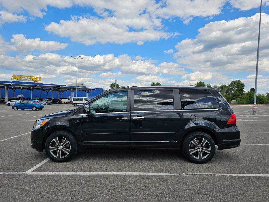 Мінівен Volkswagen Routan у максимальній комплектації SEL Premium.