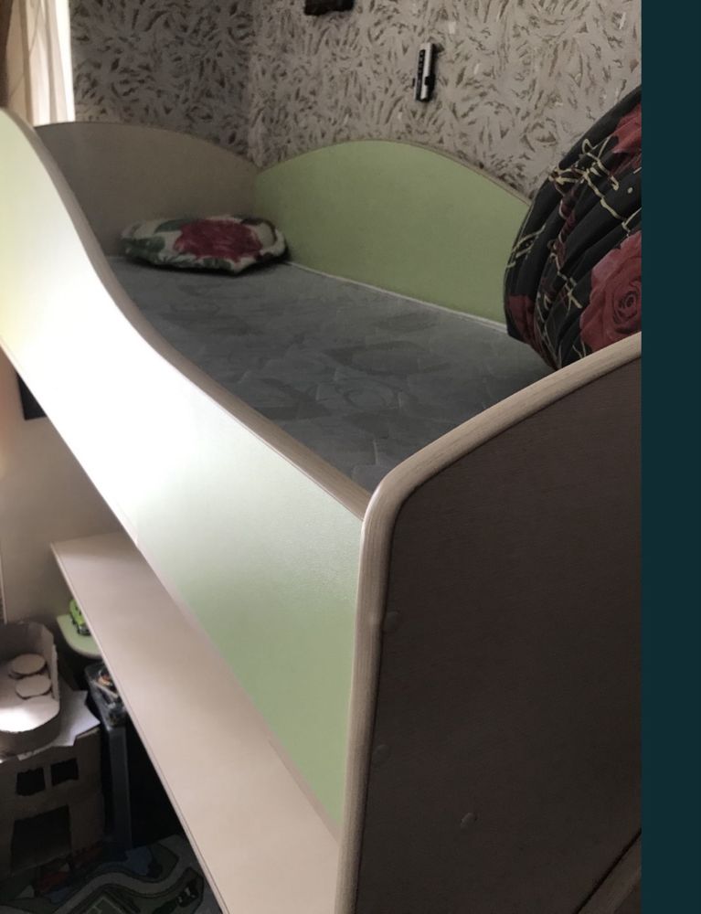 Детская кровать, стол и матрас Велам +степеньки с нишами