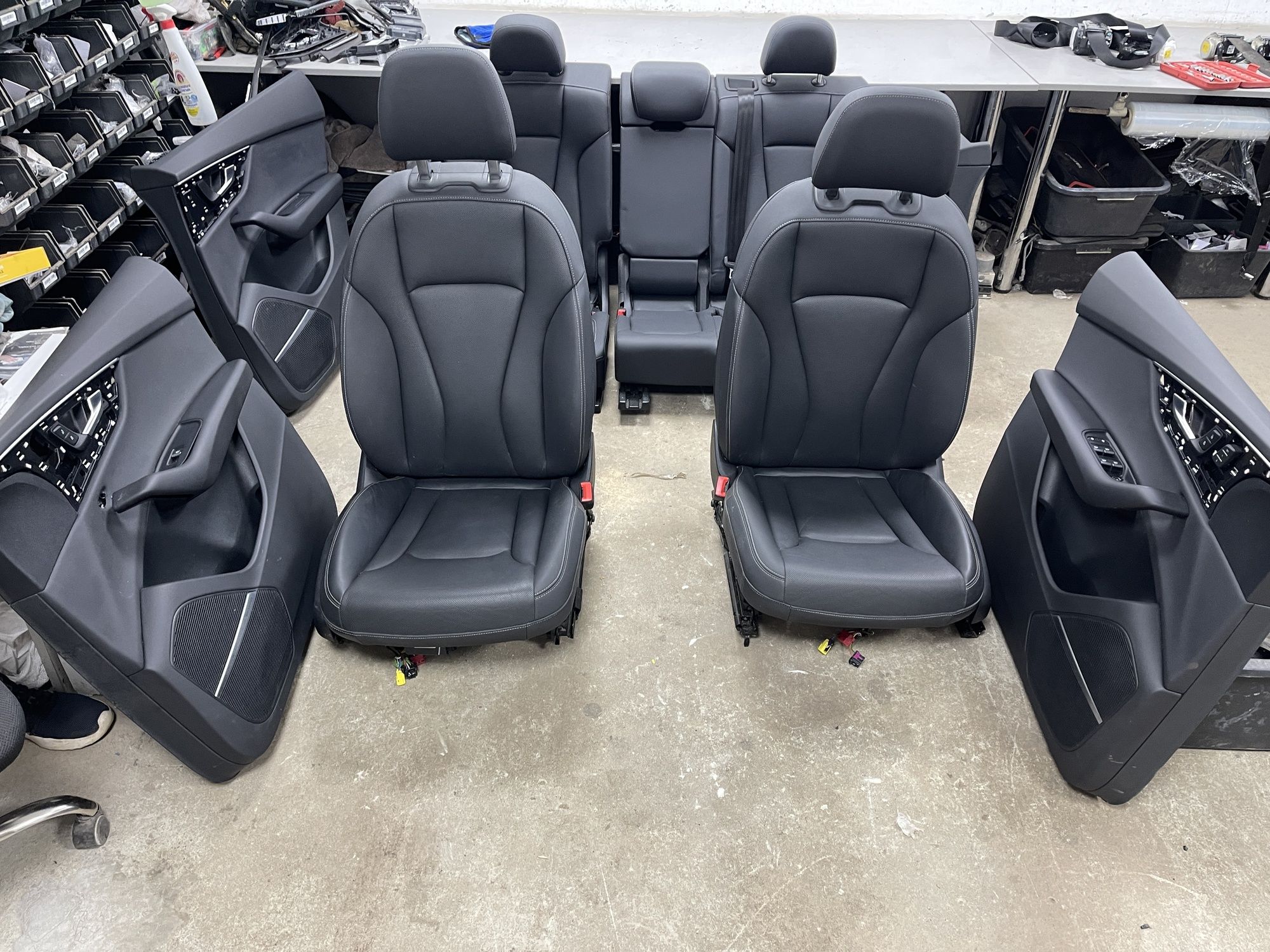 Комплектний салон (з картами) AUDI Q8 4M0 2018-2022
