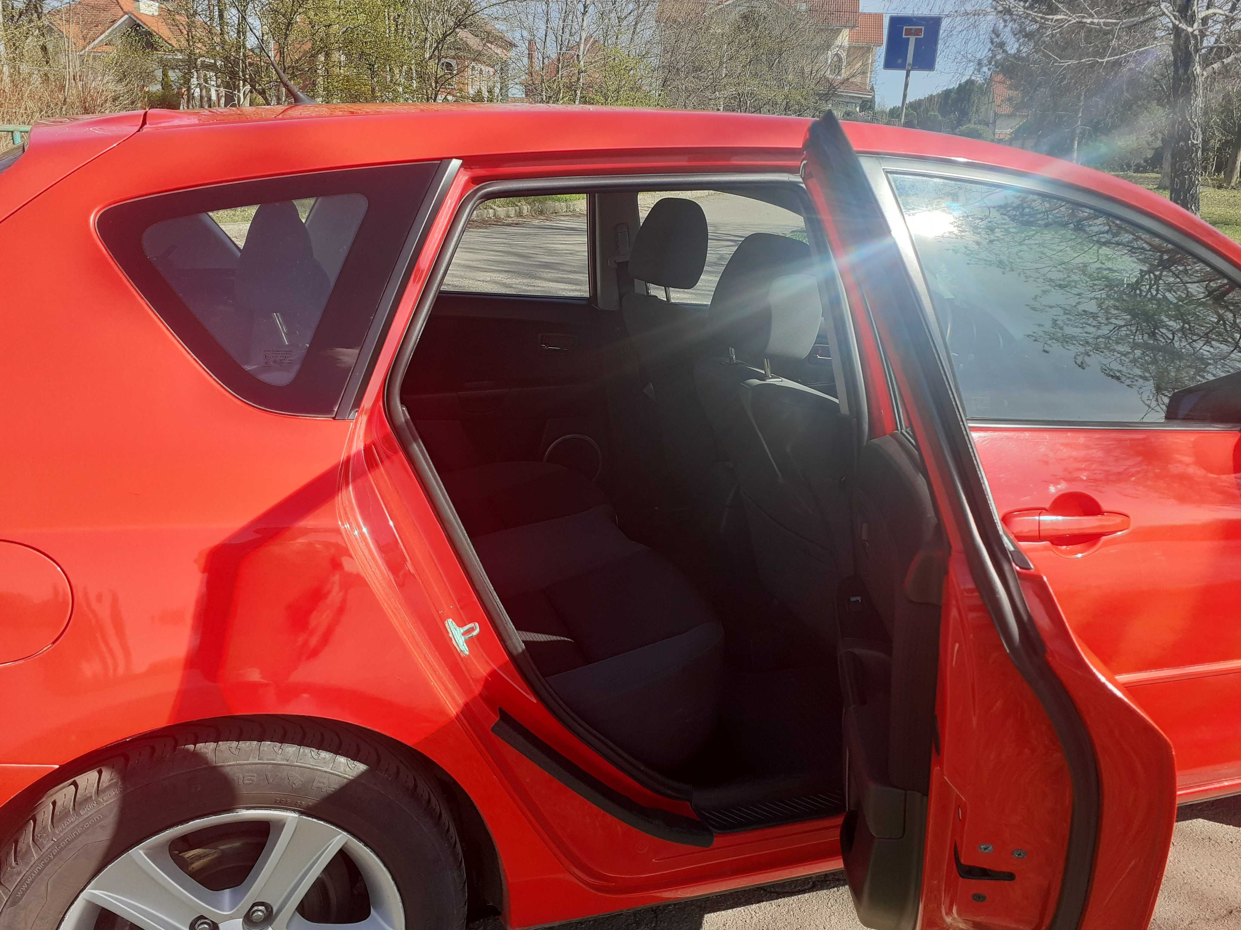 Mazda 3 червоного кольору 2008